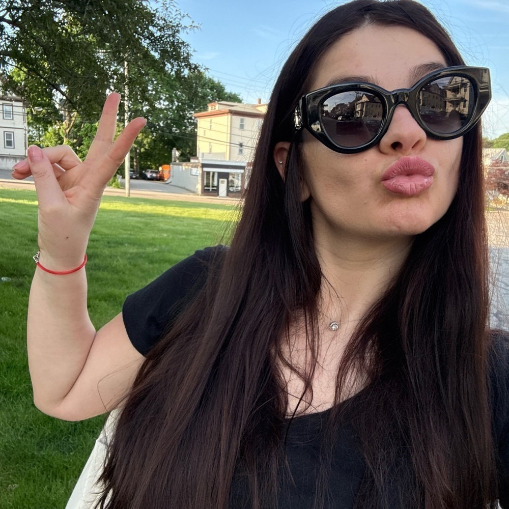 Burberry
Briar 47mm Gradient Sunglasses - Picture 7 of 7